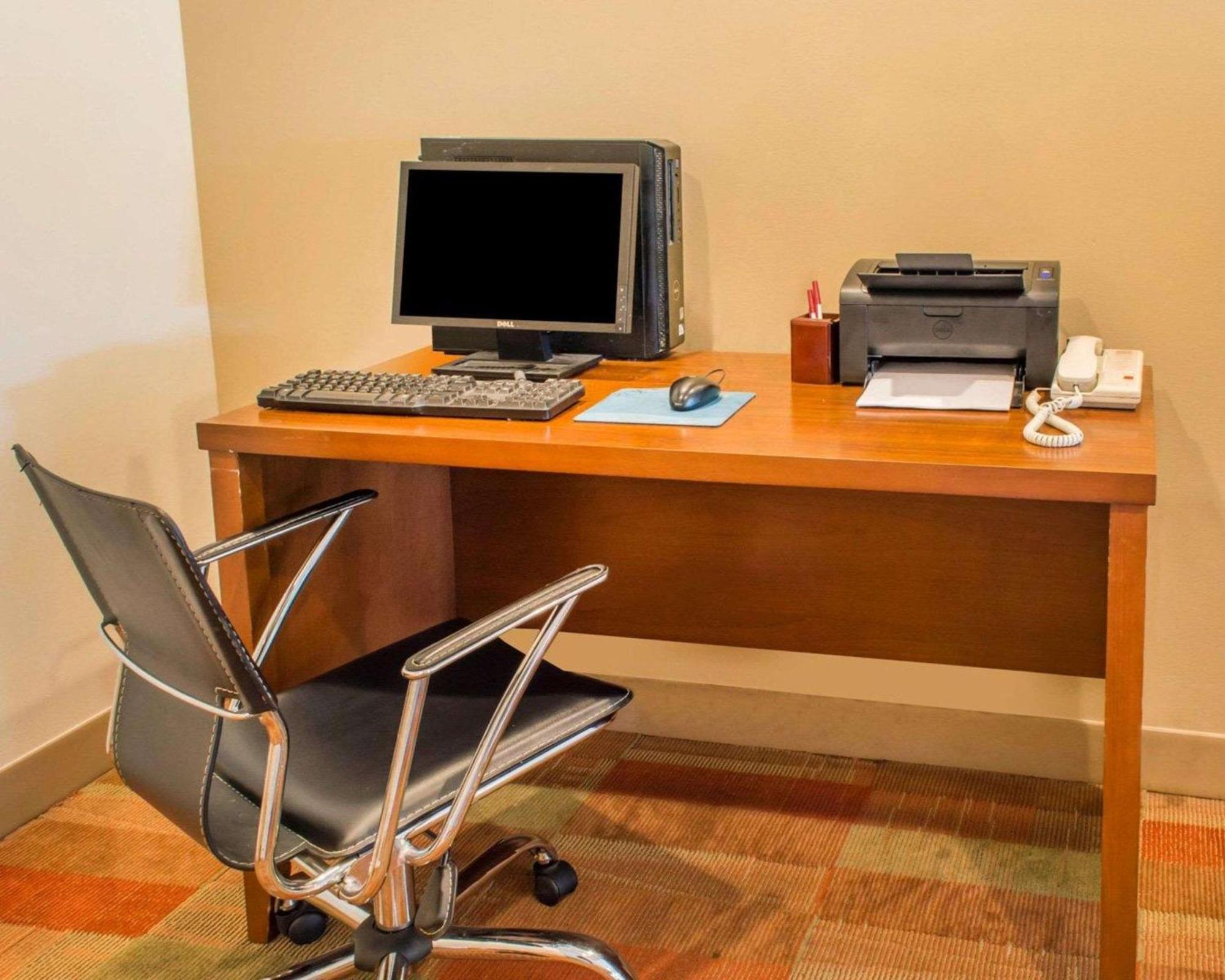 Quality Suites Waldorf Εξωτερικό φωτογραφία